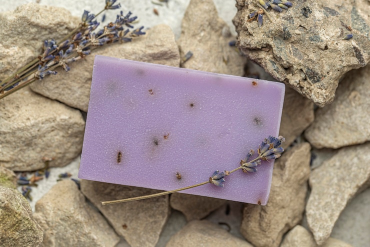 Foto gratuito jabón de lavanda vista superior en rocas