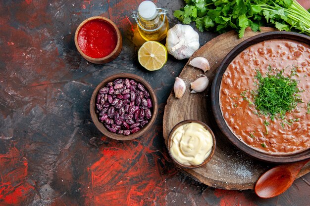 Jabón de tomate clásico frijoles ajo cuchara aceite botella limón ketchup y mayonesa imágenes