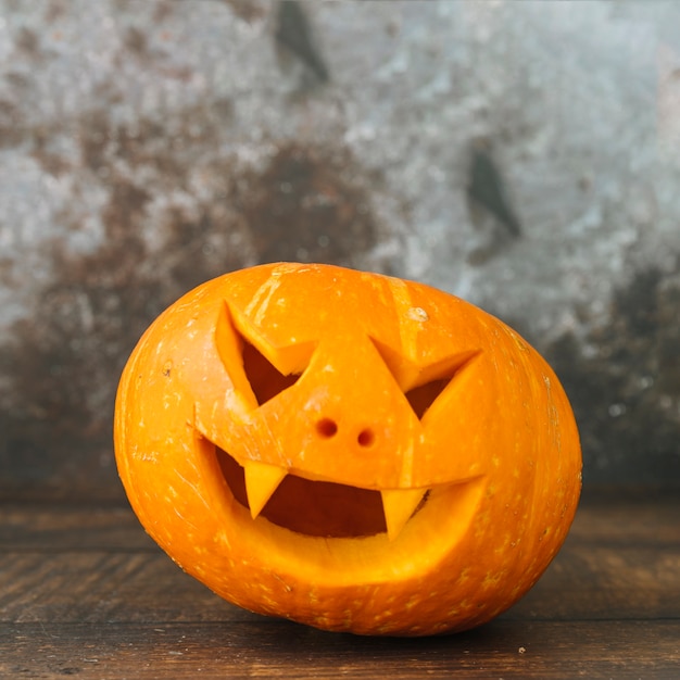 Jack-O-Lantern tallado de Halloween en la mesa