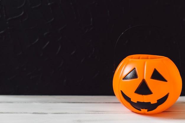 Foto gratuita jack-o-linterna cesta para la celebración de halloween