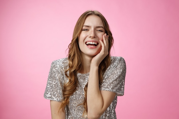 Jaja muy gracioso. Coqueta coqueta atractiva mujer caucásica riendo tocando la cara gesto de seducción femenina riendo mostrando interés hablando divertido, divirtiéndose disfrutar de una fiesta fresca, fondo rosa