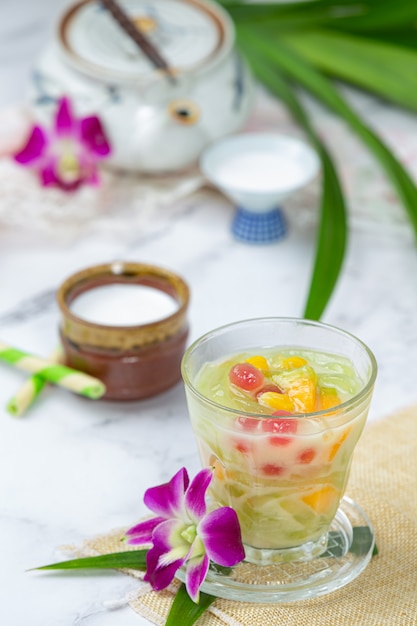 Foto gratuita jalea de harina de arroz en leche de coco dulce.