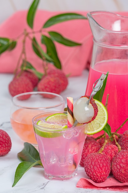 Jalea de lichi, fruta de temporada y concepto de postre tailandés bellamente decorado.