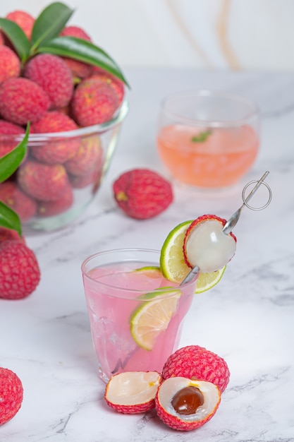 Jalea de lichi, fruta de temporada y concepto de postre tailandés bellamente decorado.