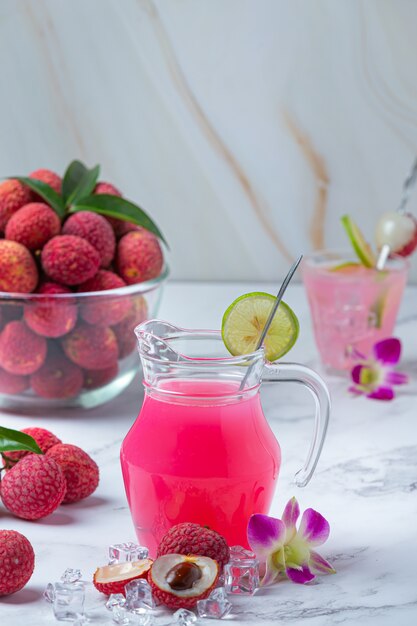 Jalea de lichi, fruta de temporada y concepto de postre tailandés bellamente decorado.