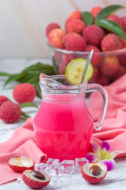 Jalea de lichi, fruta de temporada y concepto de postre tailandés bellamente decorado.