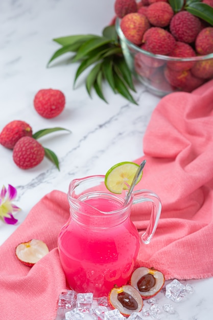 Jalea de lichi, fruta de temporada y concepto de postre tailandés bellamente decorado.