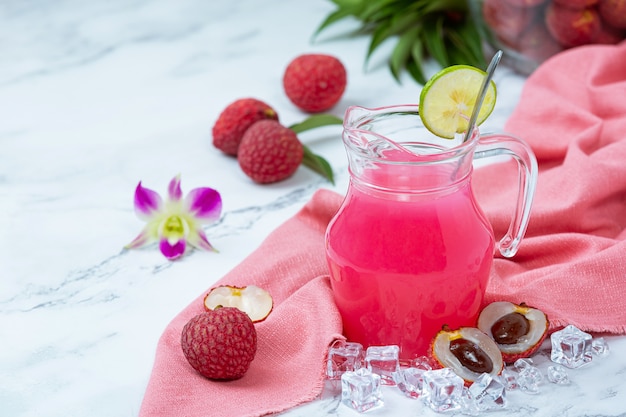 Jalea de lichi, fruta de temporada y concepto de postre tailandés bellamente decorado.