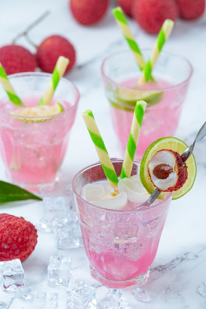 Jalea de lichi, fruta de temporada y concepto de postre tailandés bellamente decorado.