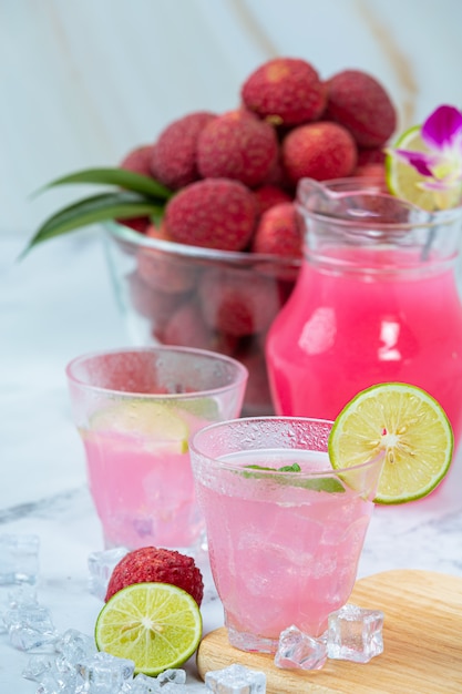 Jalea de lichi, fruta de temporada y concepto de postre tailandés bellamente decorado.