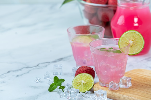 Foto gratuita jalea de lichi, fruta de temporada y concepto de postre tailandés bellamente decorado.