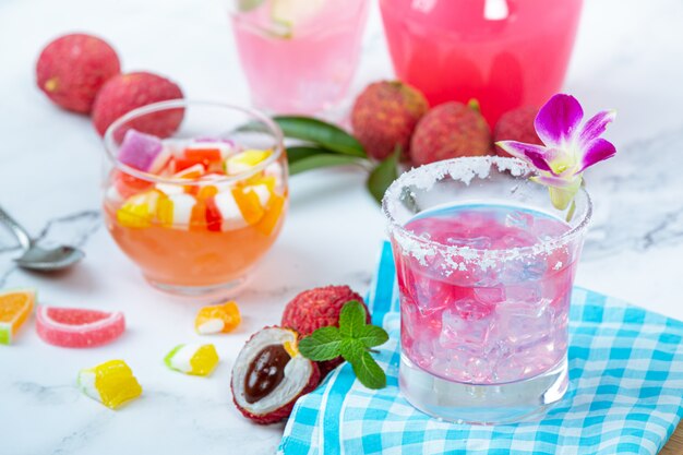 Jalea de lichi, fruta de temporada y concepto de postre tailandés bellamente decorado.