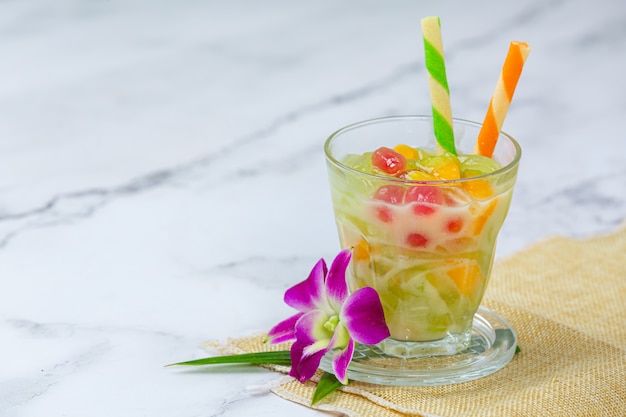 Jalea de lichi, fruta de temporada y concepto de postre tailandés bellamente decorado.