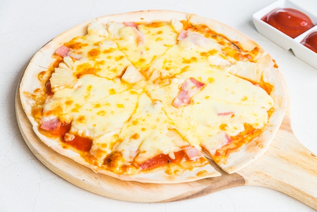 jamón salsa de la pizza con masa italiano