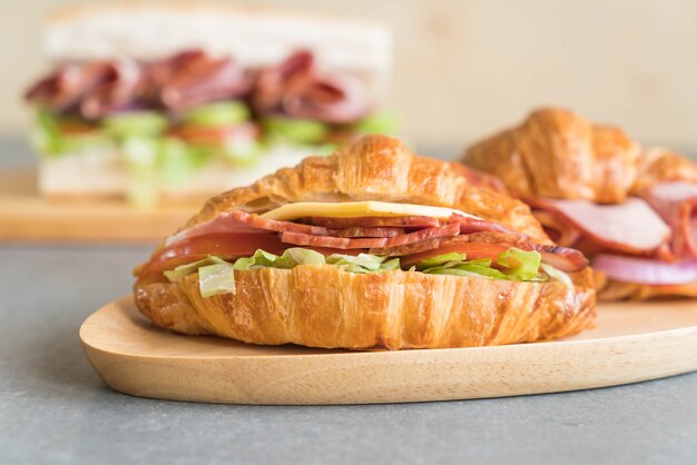 Jamón sándwich croissant