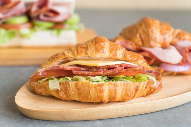 Jamón sándwich croissant