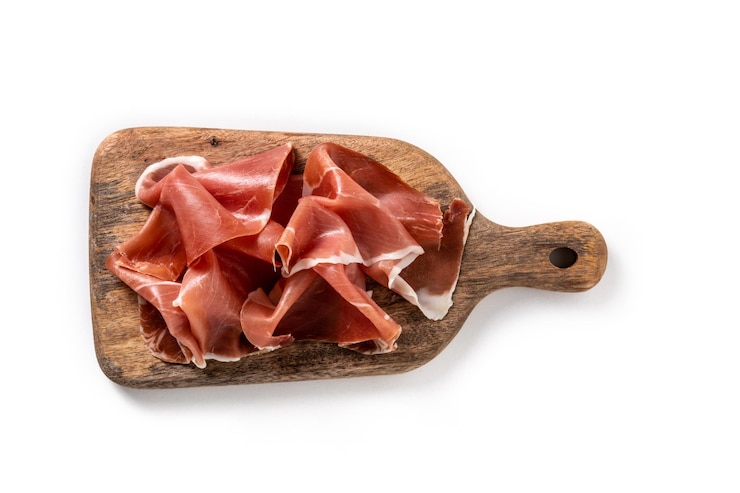 Foto gratuito jamón serrano español en tabla de cortar