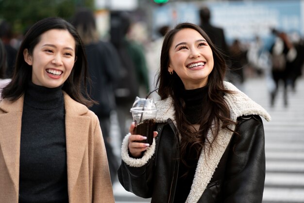 Japón adolescente amigos divirtiéndose