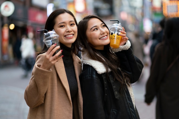 Japón adolescente amigos divirtiéndose