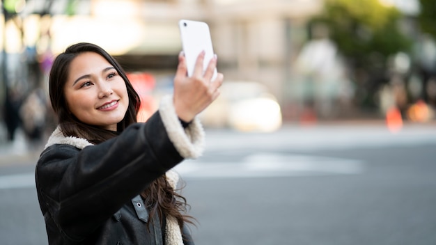 Japón adolescente persona divirtiéndose en la ciudad