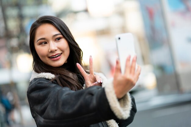 Japón adolescente persona divirtiéndose en la ciudad