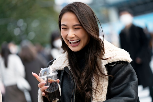 Japón adolescente persona divirtiéndose en la ciudad