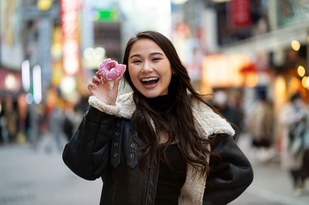 Japón adolescente persona divirtiéndose en la ciudad