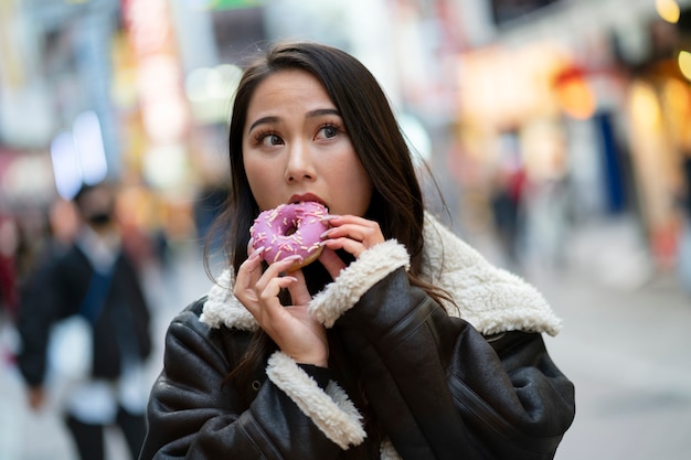 Japón adolescente persona divirtiéndose en la ciudad