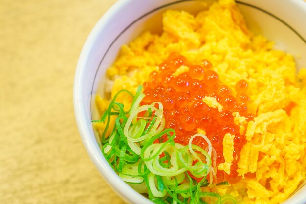 Japoneses huevos estilo de comida de salmón en la parte superior del cuenco de arroz