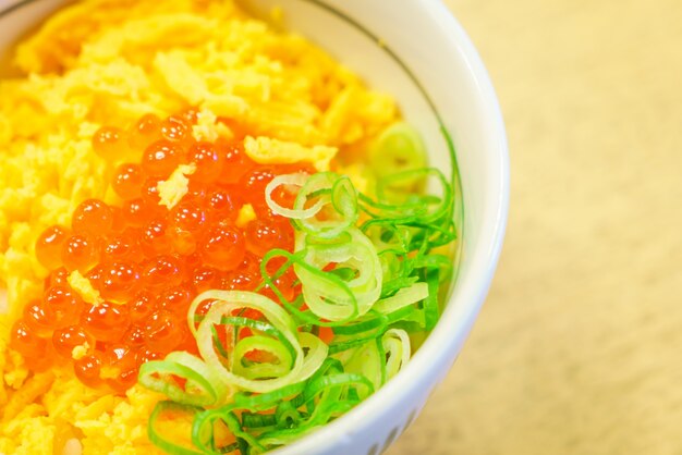 Japoneses huevos estilo de comida de salmón en la parte superior del cuenco de arroz