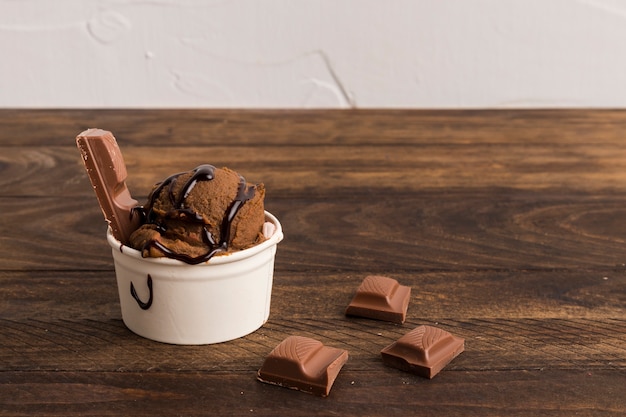 Jarabe de café decorado con helado y rodajas de chocolate.