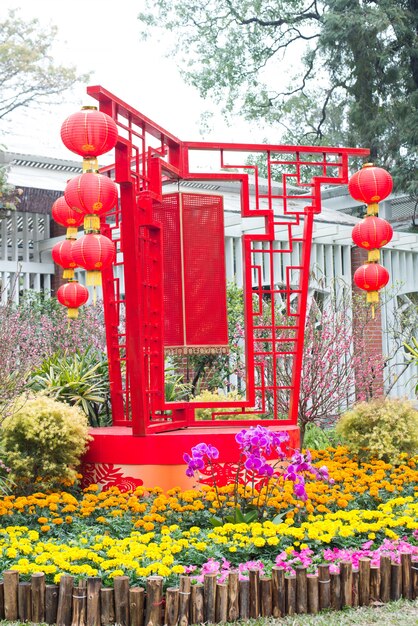 Jardín decorado con flores y faroles