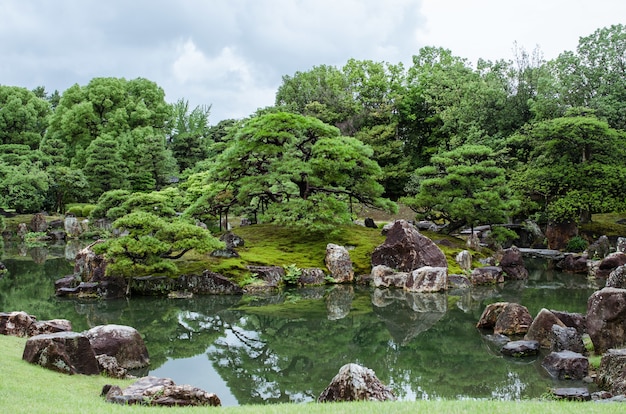 Foto gratuita jardín japonés con estanque tranquilo