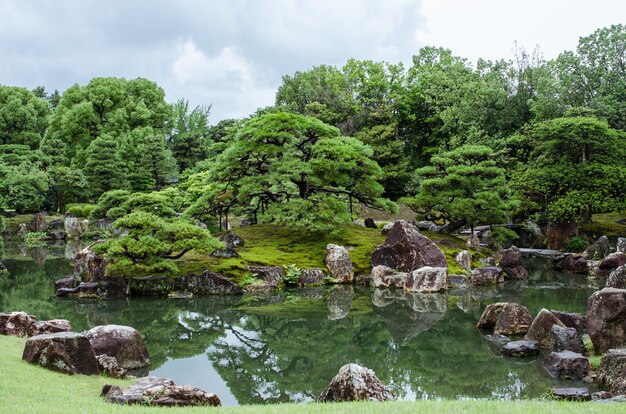 Jardín japonés con estanque tranquilo