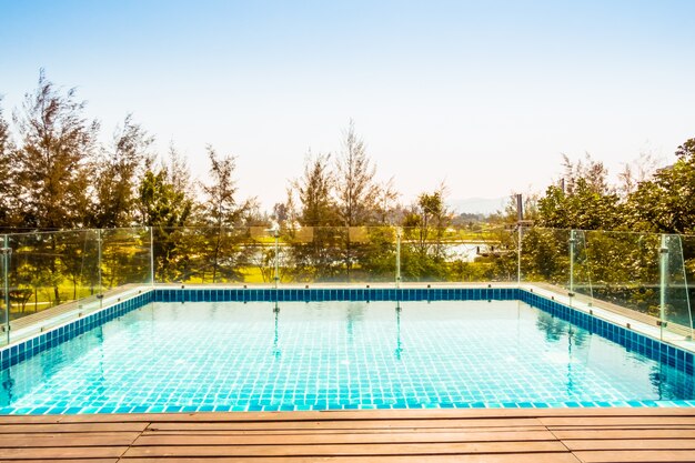 jardín de verano verde de ocio junto a la piscina