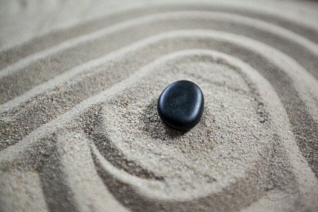 jardín zen con arena rastrillada y piedra