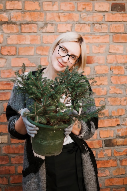 Foto gratuita jardinera en pared de ladrillos