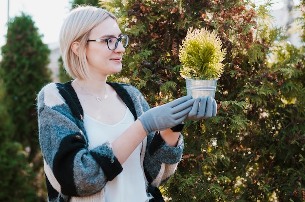 Foto gratuita jardinera con planta