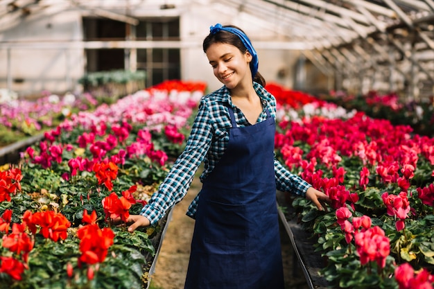 Foto gratuita jardinera trabajando en el invernadero