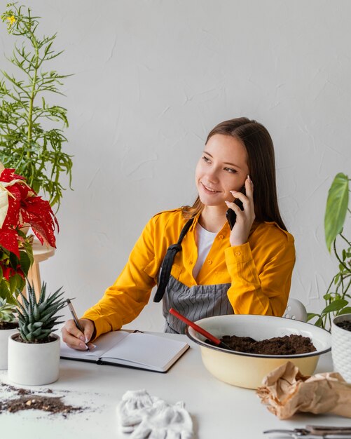 Jardinero hablando por teléfono con un cliente