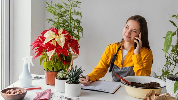 Jardinero hablando por teléfono con un cliente