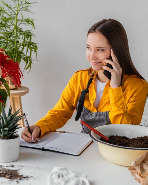 Jardinero hablando por teléfono con un cliente