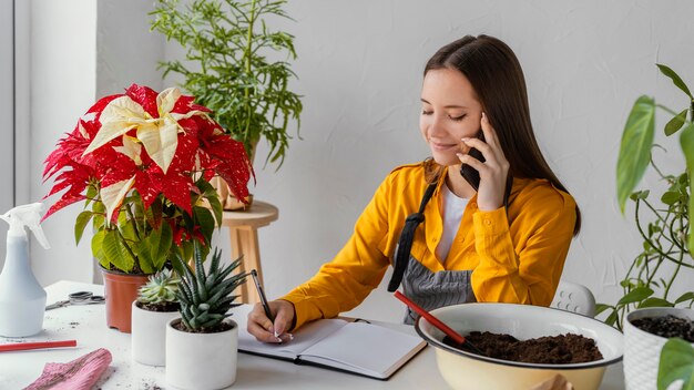 Jardinero hablando por teléfono con un cliente