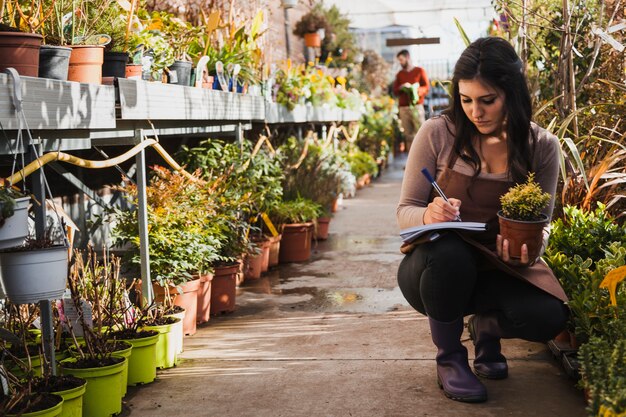 Jardinero haciendo notas sobre la flor