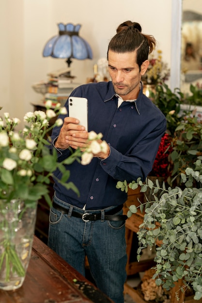 Jardinero hombre con cabello largo tomando una foto