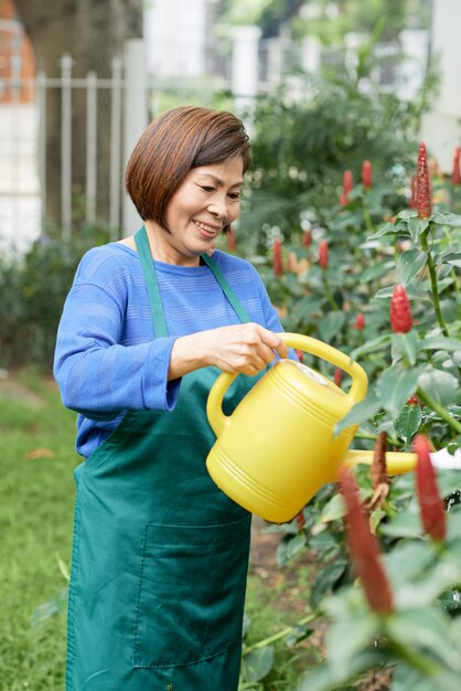 Jardinero mujer con regadera