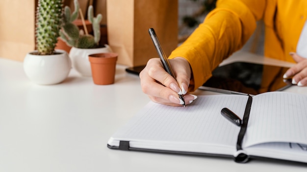 Jardinero tomando notas en un cuaderno en blanco