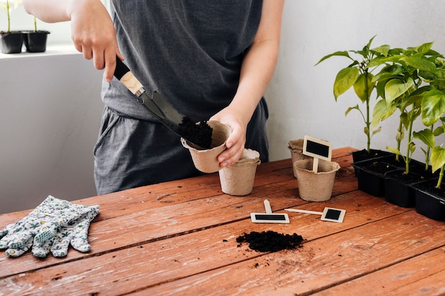 Foto gratuita jardinero verter el suelo en una maceta