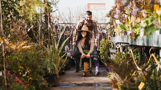 Jardineros en carretilla