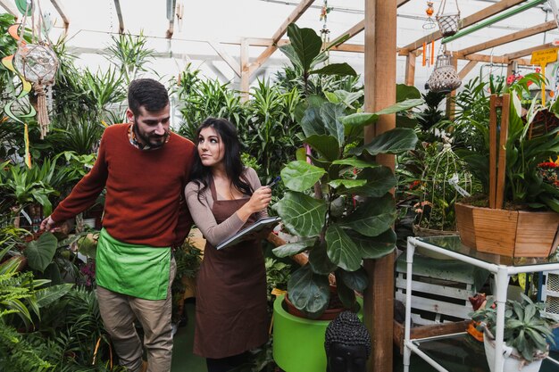 Jardineros cerca de la gran planta